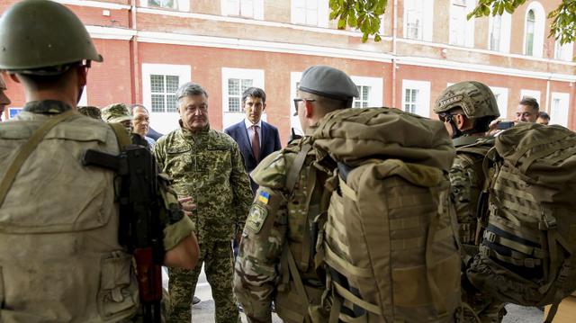 Порошенко відвідав 3-й окремий полк спеціального призначення в Кропивницькому 01