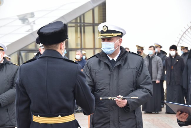 В Одессе 45 курсантов Института ВМС Украины получили офицерские погоны и кортики 06