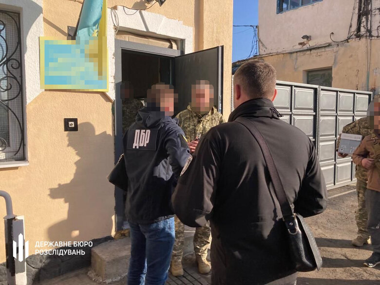 Родичам замкомбата майже рік платили бойові, хоча ті не були на фронті, - ДБР 03