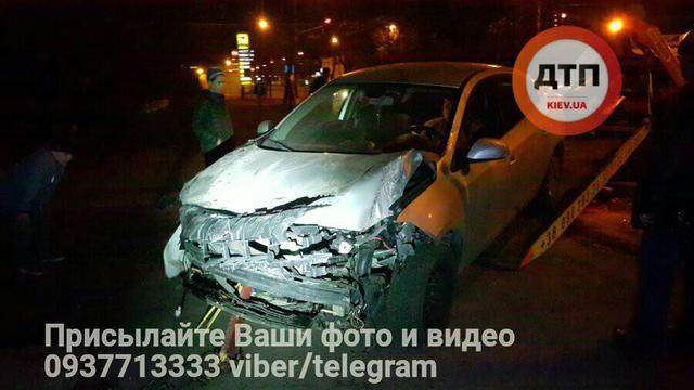 Легковушка в Киеве влетела в остановку 08