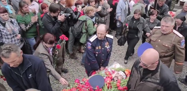 Депутат от Оппоблока Винниченко, который в 2014 году под крики Россия участвовал в похоронах террористов, выступает в горсовете в форме Всевеликого Войска Донского, - журналист 02