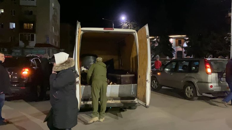 Тульчин живым коридором встретил тело погибшего в результате российского обстрела воина 56-й ОМПБр Дениса Кононенко. Люди стали на колени перед героем 04