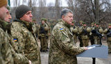 Порошенко поручил увеличить доплаты военным на передовой