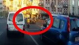 В Киеве водитель Мерседеса сбил ехавшего на зеленый сигнал светофора курьера на скутере. ВИДЕО регистратора