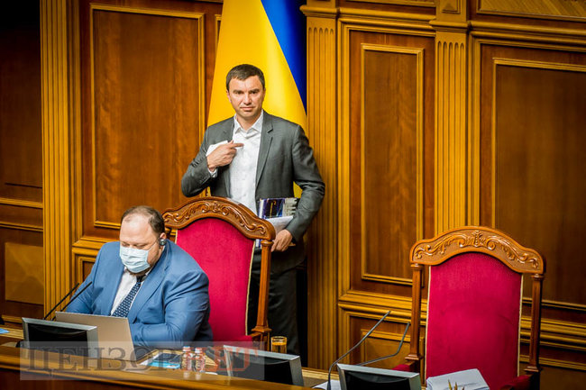 Радісна Верещук, Корнієнко, який насмішив зал, вітання Гетманцева Королевській і розуміючий погляд Третьякової на Тищенка, - робота ВР 17 липня 04