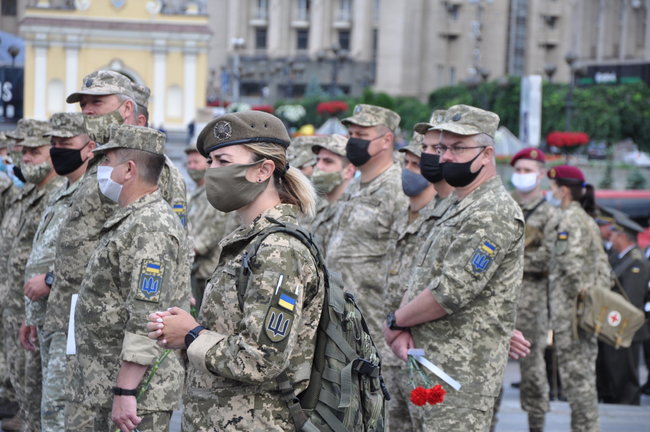 С погибшим Героем Украины Тарасом Матвиивым простились на Майдане Незалежности в Киеве 01