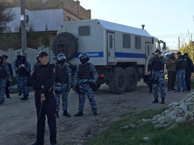 Crimean Tatars houses raided in Bakhchysarai: Armed law enforcers broke in, blocked roads 02 Crimean Tatars houses raided in Bakhchysarai: Armed law enforcers broke in, blocked roads 02