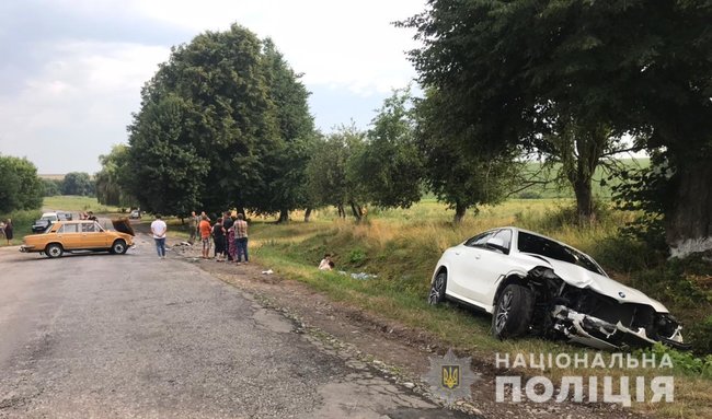 BMW выбросило на обочину после столкновения: иномарка, за рулем которой была беременная, после ДТП насмерть сбила двух женщин 01