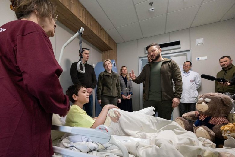 Zelensky talked to two orphans from Mariupol 02