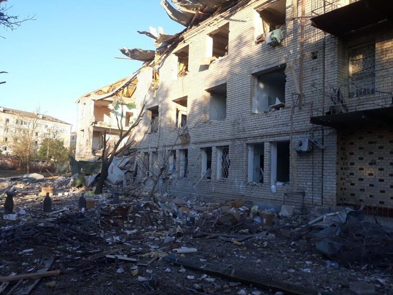 Наслідки ворожого авіаудару по лікарні у Бериславі 01