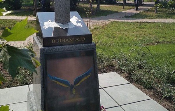 Росія, простромлена мечем: памятник героям АТО відкрили в Києві 02 Росія, простромлена мечем: памятник героям АТО відкрили в Києві 02