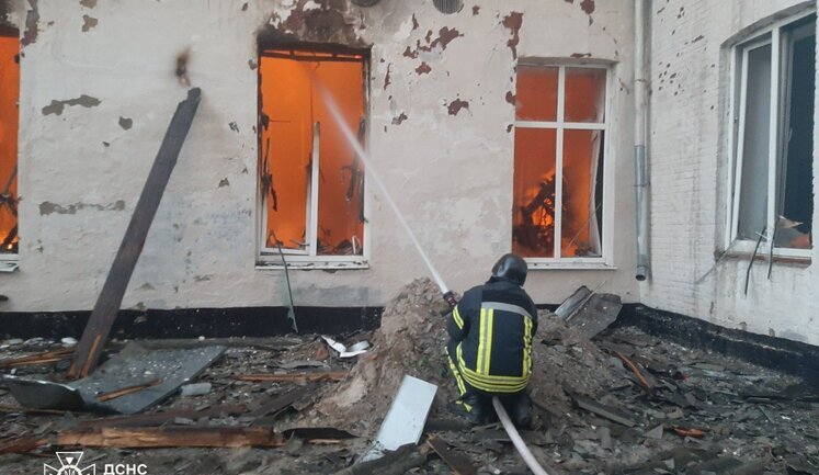 У Кропивницькому внаслідок обстрілів пошкоджена будівля та пожежно-рятувальна техніка ДСНС. ФОТОрепортаж