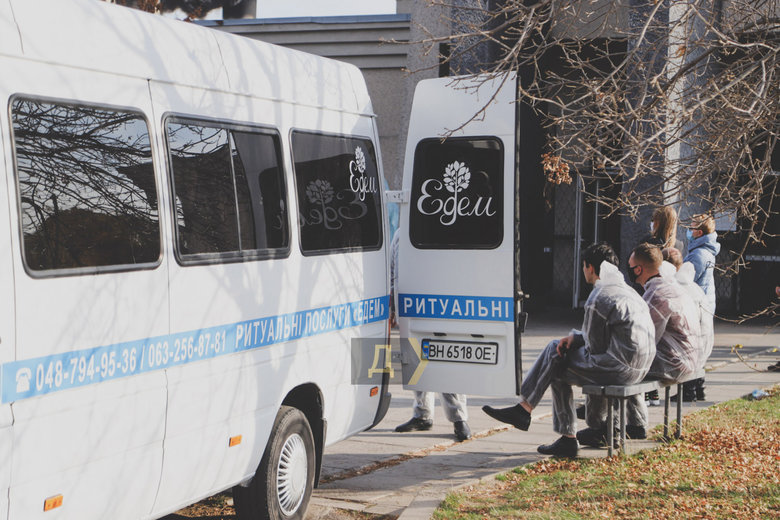 По сорок сожжений в день: работа одесского крематория расписана по минутам, умерших от COVID-19 везут из других областей 02