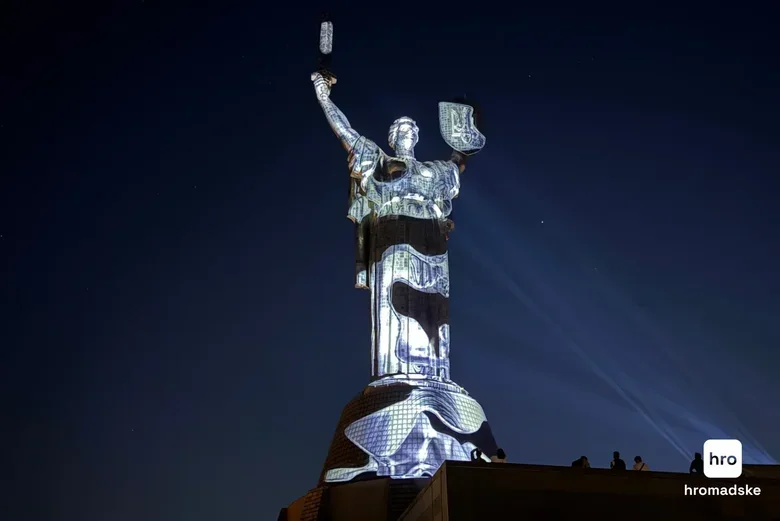 Артінсталяція на монументі Батьківщина-Мати до Дня незалежності