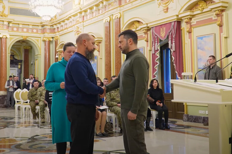 Зеленський вручив сім’ї Героїв України Бутусіних сертифікат на квартиру