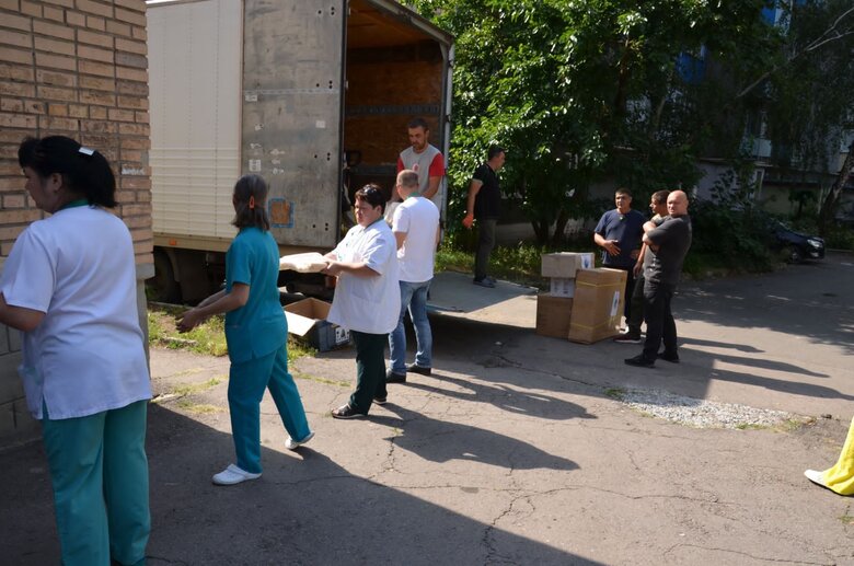 Лікарні прифронтового Торецька отримали автомобілі швидкої та медичне обладнання 03
