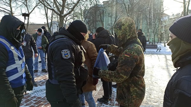 Чемодан, вокзал, Камбоджа: в Киеве попытались провести акцию в память о жертвах леворадикального насилия 18