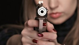 Дівчина в неадекватному стані розстріляла автомобіль у центрі Одеси