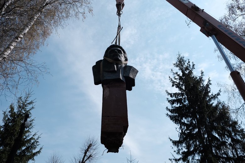 Два радянські пам’ятники демонтували у Чернівцях 06