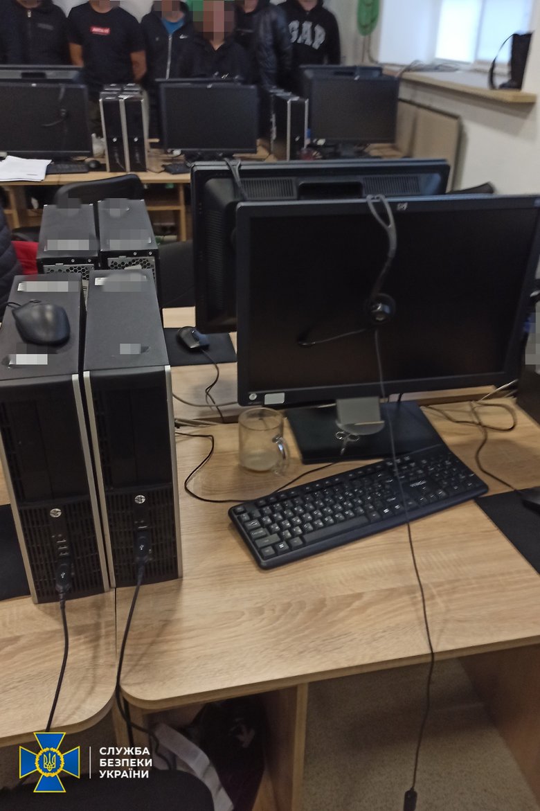 Мошенники ежемесячно выманивали у граждан около 6 млн грн: СБУ блокировала нелегальный call-центр в Виннице 01