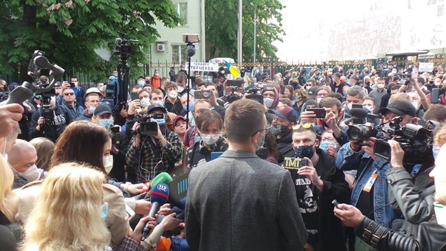 Под столичным СБУ проходит акция Руки прочь от Стерненко из-за вероятного объявления подозрения активисту 14