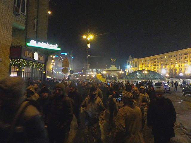 Добровольчий Рух ОУН на честь Дня українського добровольця закидав офіс компанії Ахметова і відділення Альфа-банку камінням (оновлено) 05