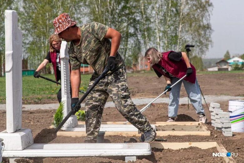 В Росії провели конкурс із прикрашання могил 05