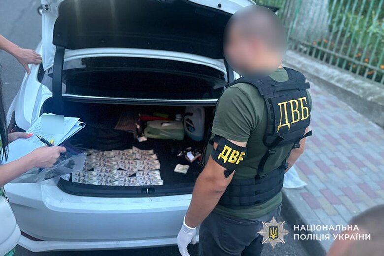 Працівник ТЦК вимагав 5 тисяч доларів у чоловіка на Тернопільщині