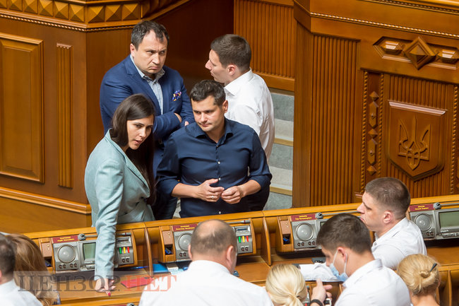 Корнієнко, який підтягує штани, Яременко бентежить колег, погляд Юрченка в спину, - день роботи Ради 14 липня 17