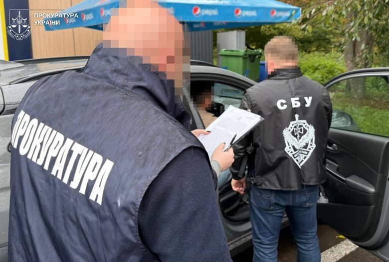 митник вимагав хабар за ввезення ювелірних виробів