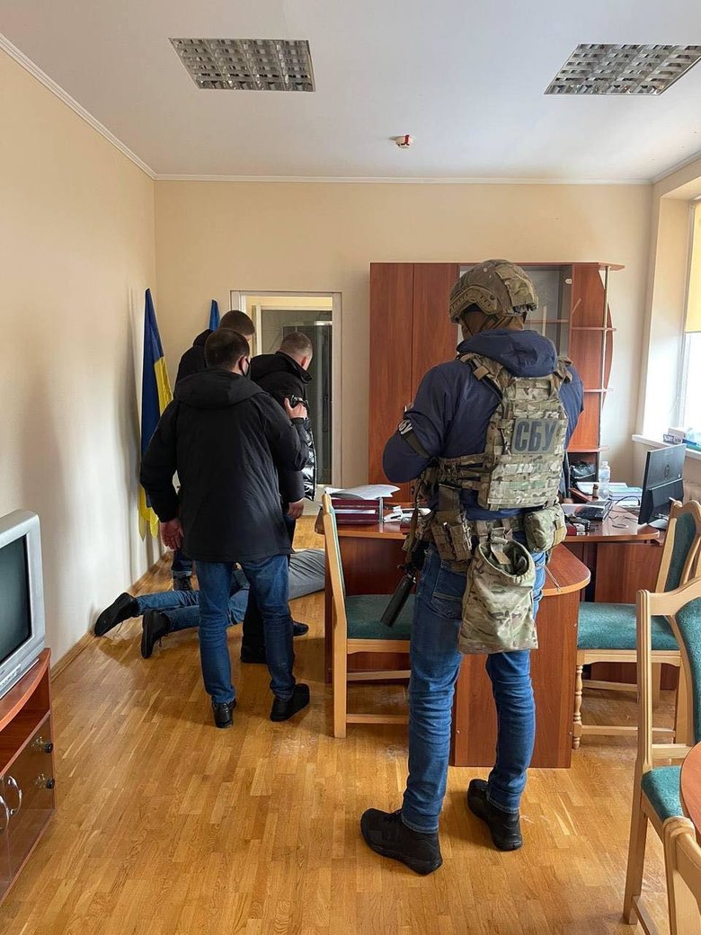 На Івано-Франківській митниці з підприємців брали по $10 тис. хабаря на місяць (оновлено) 01