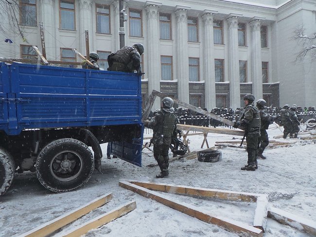 Наметове містечко під Радою розбирають, під стінами парламенту затримано 39 осіб 06