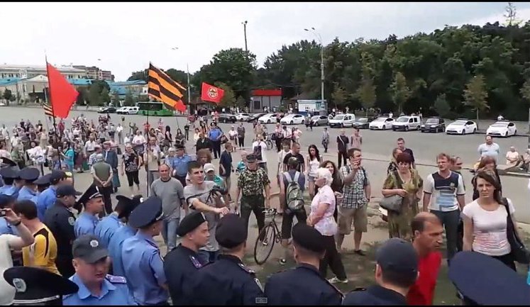 В Харькове произошла драка между активистами-патриотами и пророссийскими демонстрантами. ВИДЕО