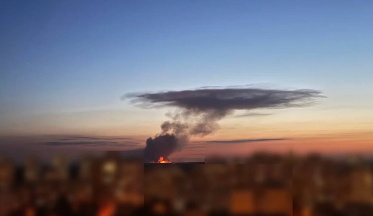Складские помещения горят в результате вражеской атаки в Бучанском районе, пожар сопровождается взрывами