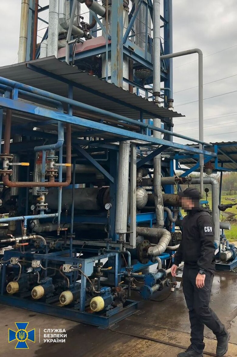 На Закарпатье нашли нелегальный нефтеперерабатывающий завод. Причастен кум Медведчука 03