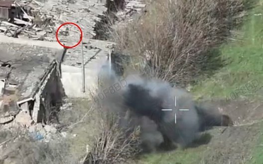 Чобіт окупанта летить на дах приватної будівлі після влучання українського дрона. ВIДЕО