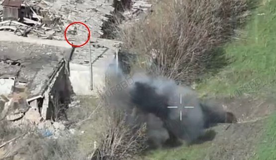 Чобіт окупанта летить на дах приватної будівлі після влучання українського дрона. ВIДЕО