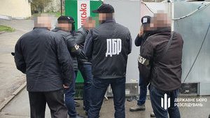 1 тис. доларів США за право перебування в Україні: ДБР затримало на Херсонщині чиновника міграційної служби. ФОТОрепортаж