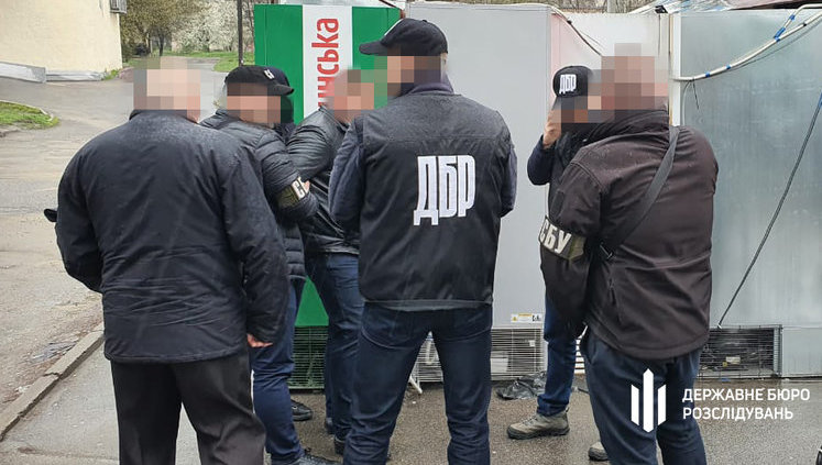 1 тис. доларів США за право перебування в Україні: ДБР затримало на Херсонщині чиновника міграційної служби. ФОТОрепортаж