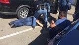 Чинного та колишнього чиновників Держприкордонслужби затримано в Харкові за вимагання 17 тис. доларів хабара від прикордонника, - ГПУ. ФОТО