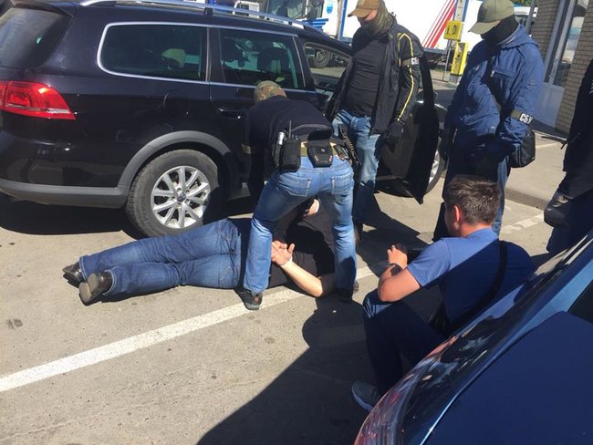 Действующий и бывший чиновники Госпогранслужбы задержаны в Харькове за вымогательство взятки в 17 тыс. долларов от пограничника, - ГПУ 01
