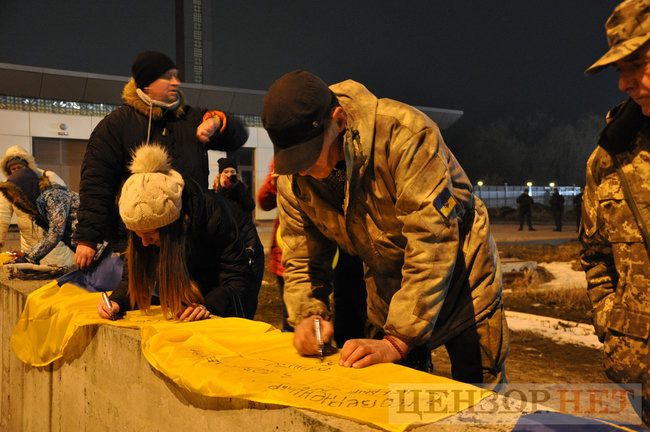 Heroes, welcome home!” liberated Ukrainian hostages enjoy warm reception at Boryspil airport 44
