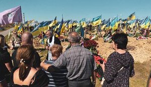 Харків. Кладовище №18. Ряди прапорів над могилами українських воїнів. ФОТО дня