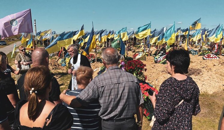 Харків. Кладовище №18. Ряди прапорів над могилами українських воїнів. ФОТО дня