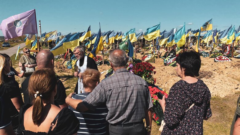 Харьков. Кладбище №18. Ряды флагов над могилами украинских воинов 01