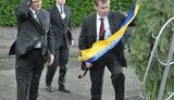 Януковича ударило еловым венком по лицу возле памятника неизвестному солдату. ФОТОрепортаж. (обновлено)