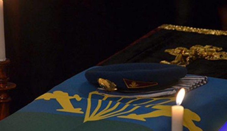 Il-76 case: Sister of deceased paratrooper slams Poroshenko's support for Gen. Nazarov, returns brother's Order For Courage. PHOTOS