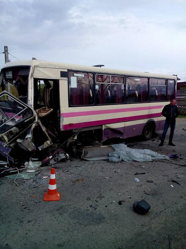 Унаслідок зіткнення рейсового автобуса з легковим автомобілем в Івано-Франківській області загинули 4 людини 03 Унаслідок зіткнення рейсового автобуса з легковим автомобілем в Івано-Франківській області загинули 4 людини 03