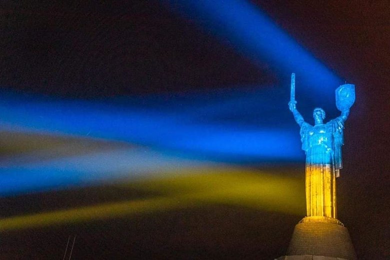 Памятник Родина-Мать в Киеве подсветили цветами украинского флага 01