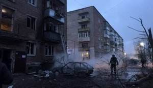 Ворог атакував Конотоп: влучання у багатоповерхівку, горять автівки. ФОТО